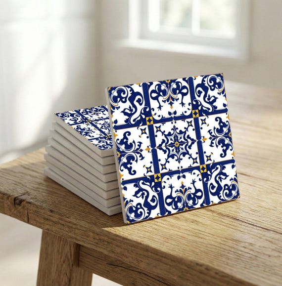 Portugués-inspirado azul y blanco pared con rhythmic geométrico celosía diseño.