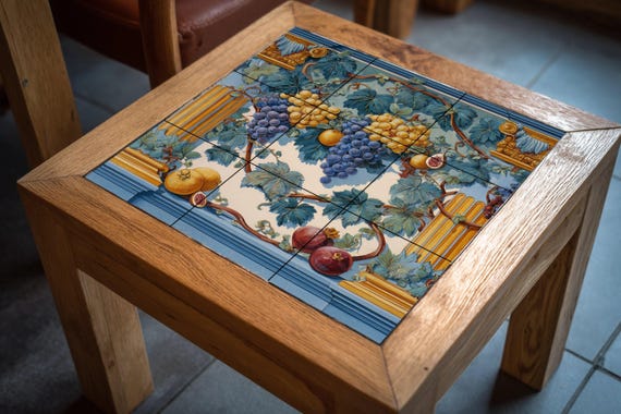 Mural de azulejos con guirnalda de frutas
