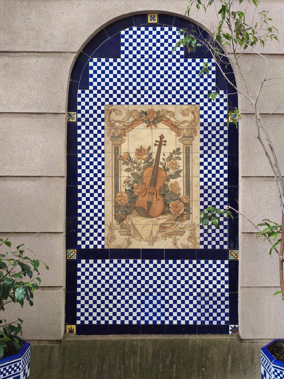 Mural cerámico de violín y rosas — vista 3
