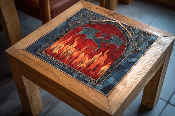 Mural de pared de cerámica de dragón medieval con diseño de arco gótico y fue…