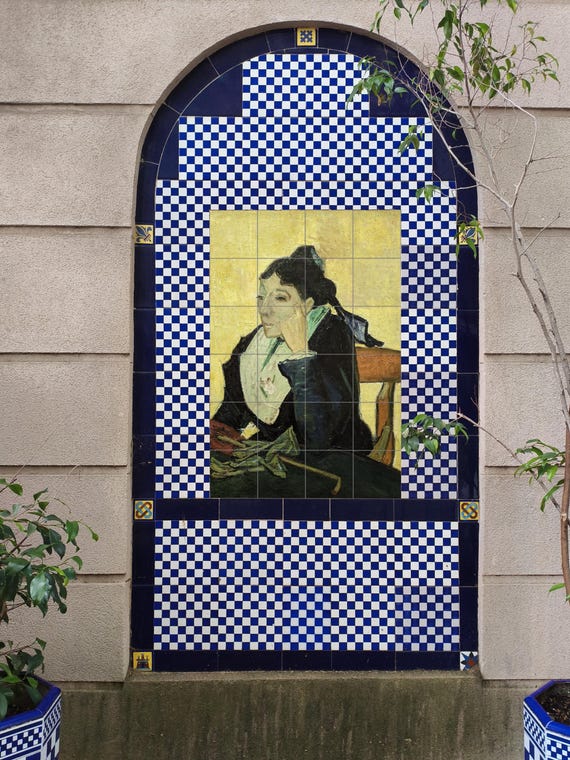 Mural de azulejos cerámicos de L’Arlésienne — vista 3