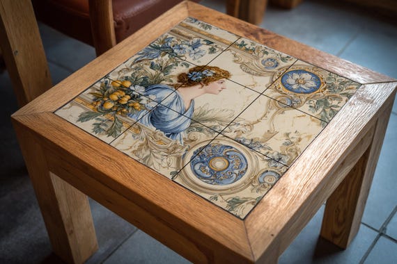 Mural de azulejos neoclásicos con damas