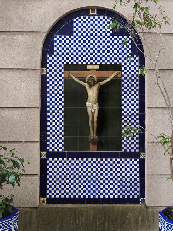 Mural cerámico de la Crucifixión — vista 3