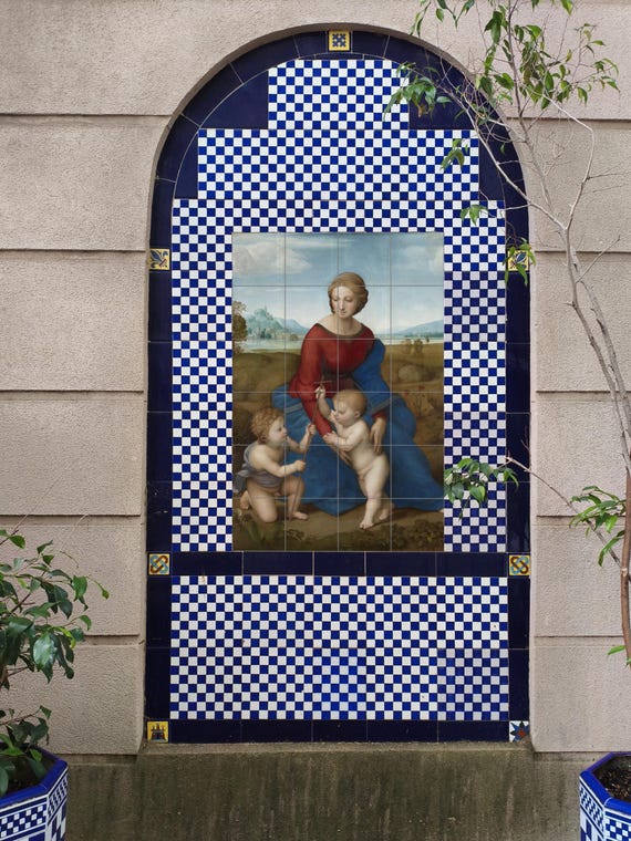 Mural de cerámica de la Virgen de los Prados — vista 3
