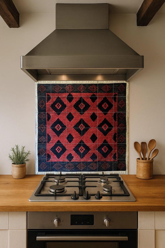 Mural cerámico de poncho gaucho argentino con motivos de diamantes rojos y ne… — vista 2