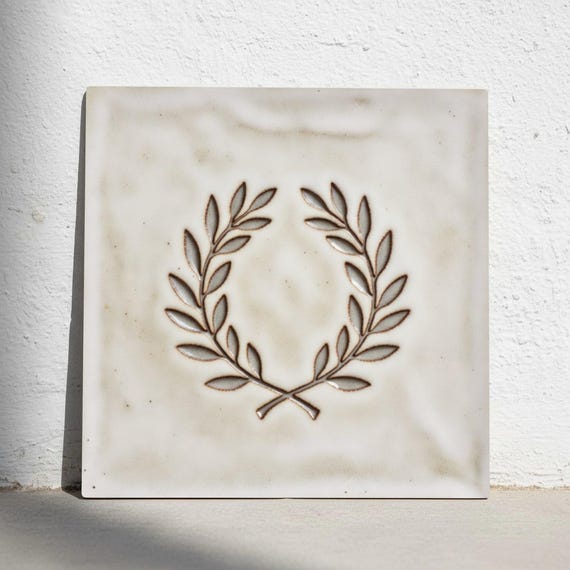 Corona de laurel minimalista — Azulejo decorativo de Cerámicas La Noria