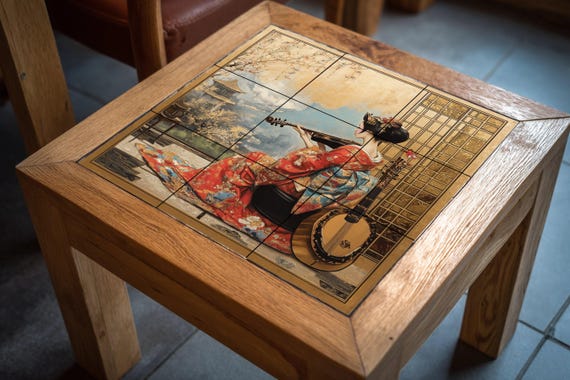 Mural de pared de cerámica de geisha con kimono rojo y violín, arte de azulej… — Mural cerámico de Cerámicas La Noria