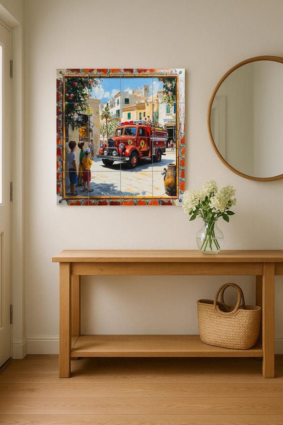Mural cerámico con un camión de bomberos antiguo en un pueblo mediterráneo — vista 2