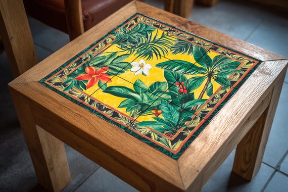 Mural de cerámica brasileña con flores tropicales