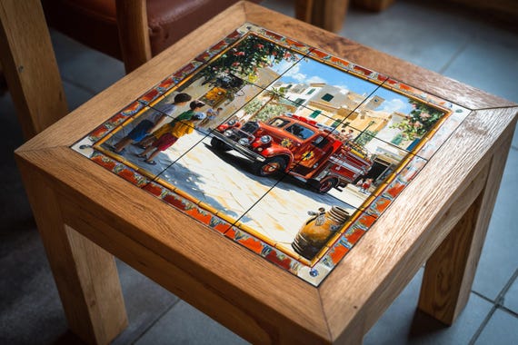 Mural cerámico con un camión de bomberos antiguo en un pueblo mediterráneo — vista 4