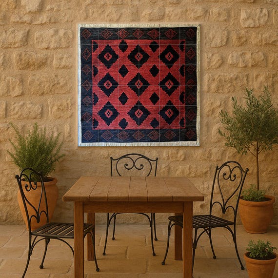 Mural cerámico de poncho gaucho argentino con motivos de diamantes rojos y ne…