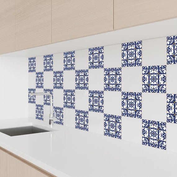 Portugués-inspirado azul y blanco pared con rhythmic geométrico celosía diseño. — vista 3