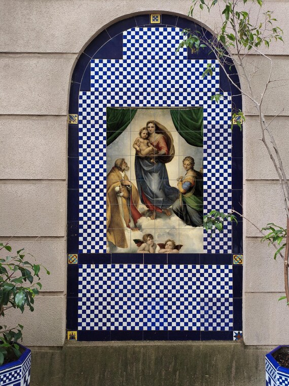 Mural de cerámica de la Virgen Sixtina — vista 3