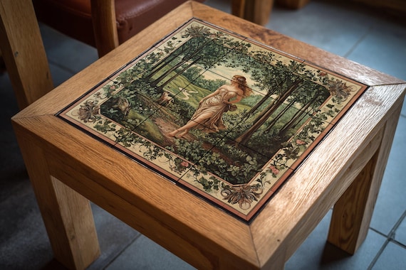 Mural de azulejos cerámicos de una diosa mitológica del bosque con alegoría p…