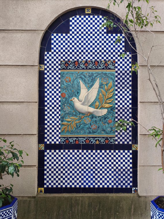 Paloma Blanca de la Paz con Rama de Olivo Dorada — vista 3