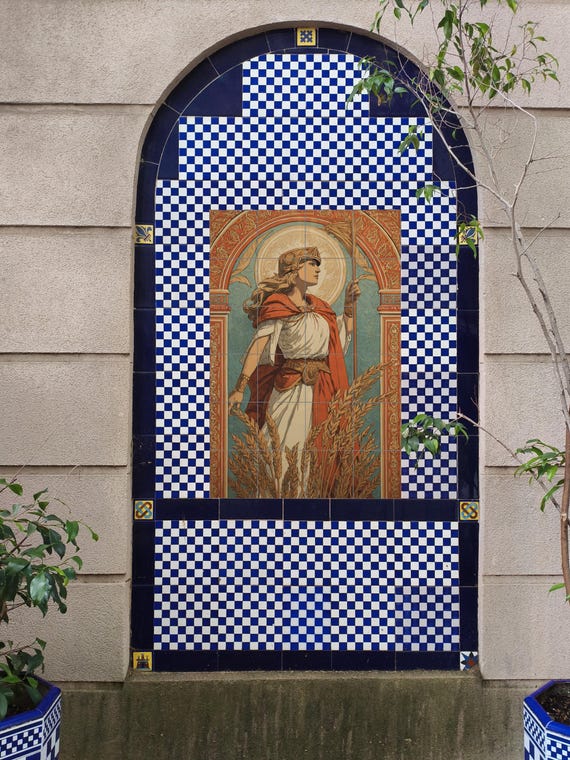 Mural cerámico de la Diosa de la Cosecha — vista 3