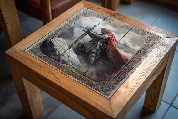 Mural de pared de cerámica de caballero medieval con espada y capa roja, arte… — vista 4