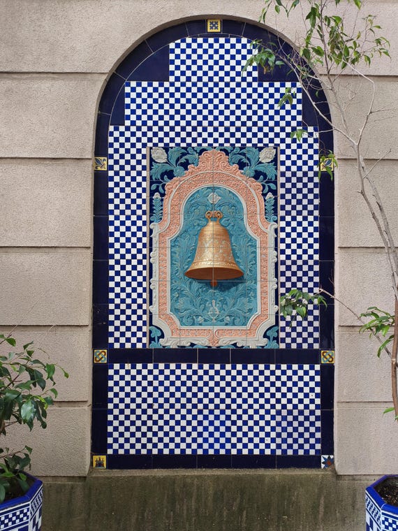 Campana Dorada en Arco Ornamental