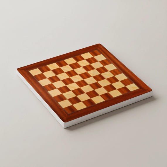 Diseño de tablero de ajedrez, con azulejos a cuadros y patrón de mader