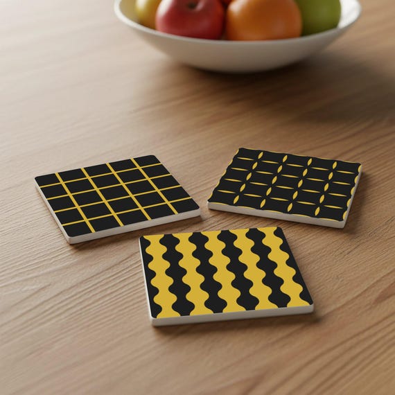 Geométricos de cerámica en amarillo mostaza y negro, decoración modern