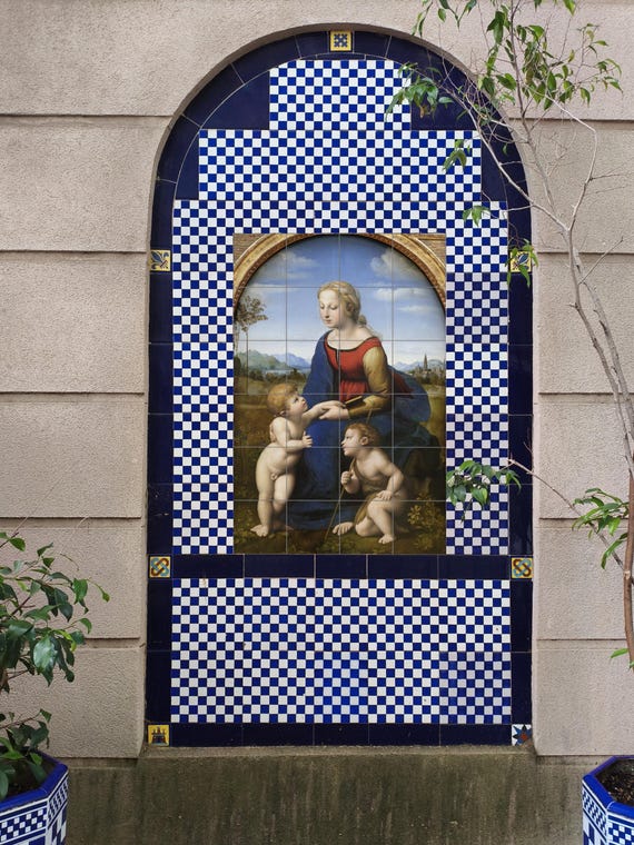 Mural de cerámica de la Virgen de los Prados — vista 3
