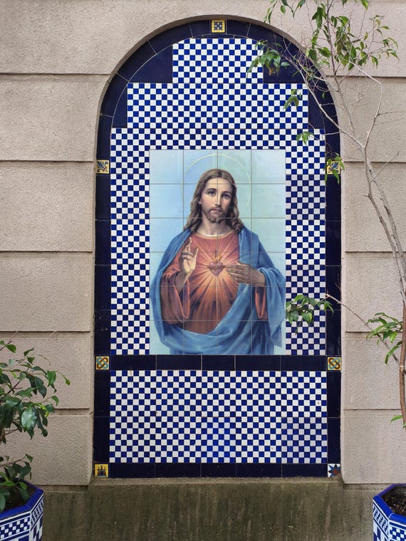 Mural cerámico del Sagrado Corazón de Cristo