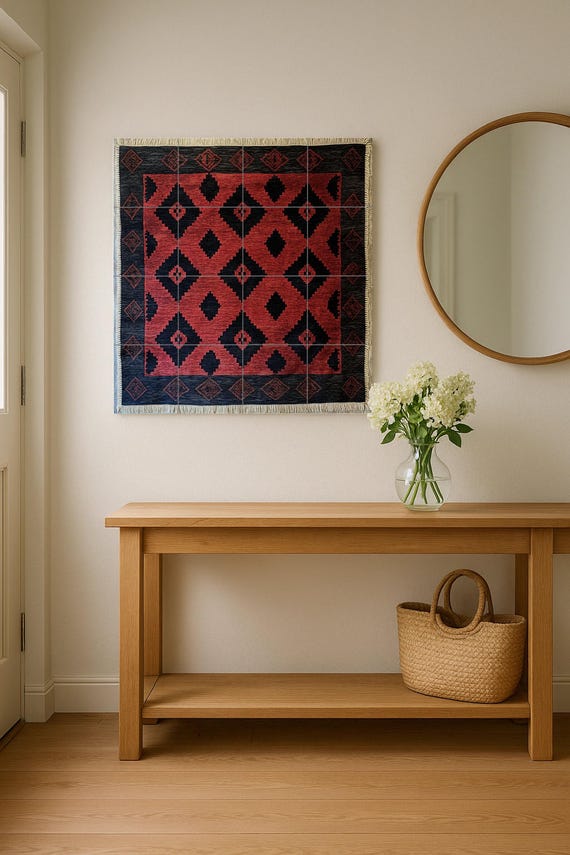Mural cerámico de poncho gaucho argentino con motivos de diamantes rojos y ne… — vista 4