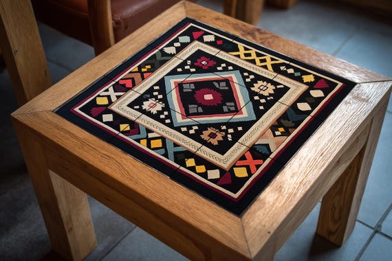 Mural cerámico con alfombra finlandesa Ryijy