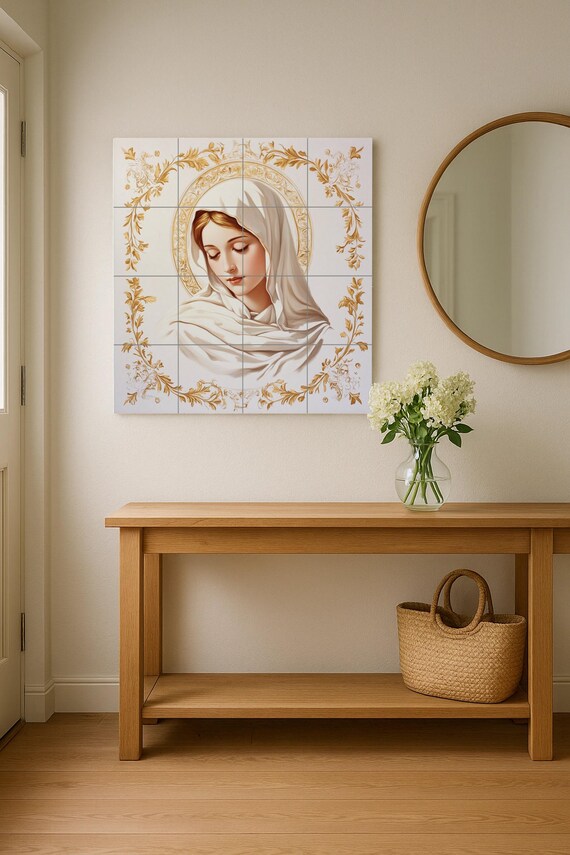 Mural de pared de cerámica de la Virgen María con halo dorado y adornos flora… — vista 2