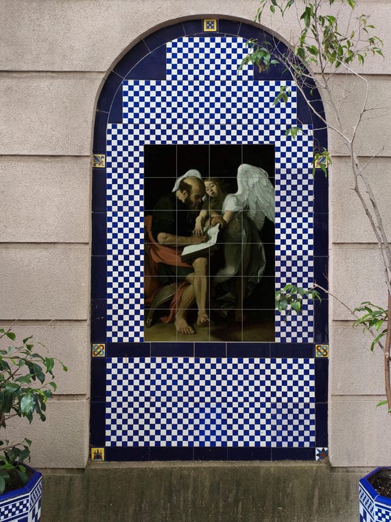 Mural de azulejos de cerámica de San Mateo y el ángel