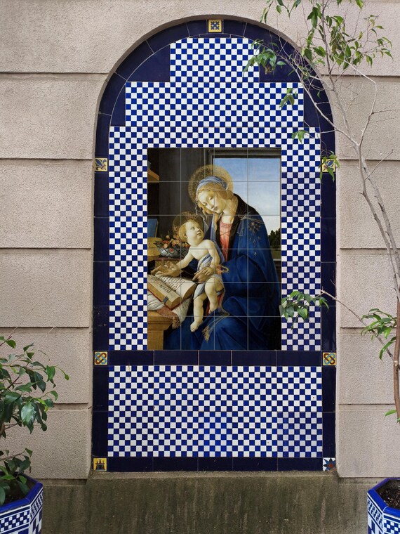Mural de azulejos de cerámica de la Virgen del Libro — vista 3