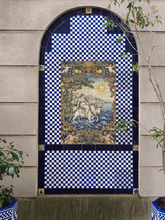 Mural de cerámica de El Rapto de Europa, mito griego, panel de azulejos clási… — vista 4